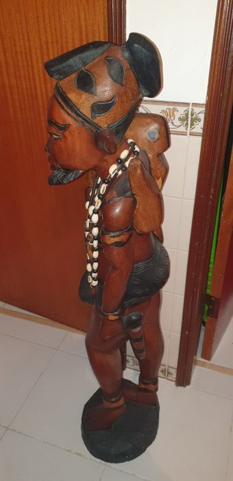 Casal de estatuas africanos em madeira pesada com 1.10 de altura cada
