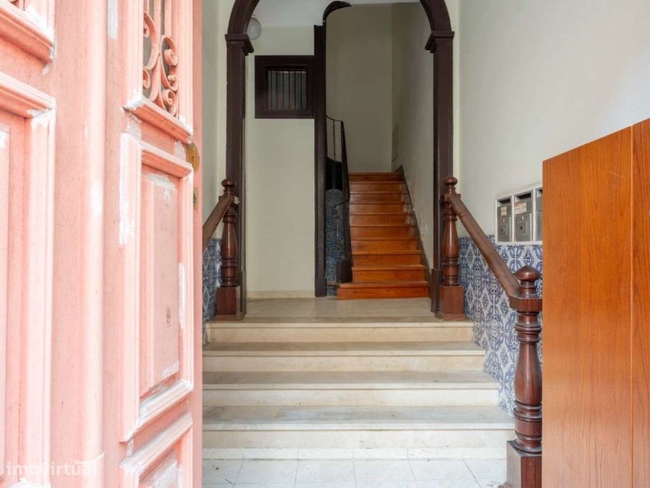 Prédio devoluto para obras em propriedade total em Campo de Ourique