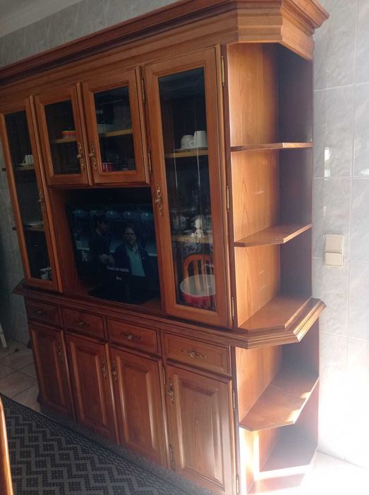 Armário em madeira maciça