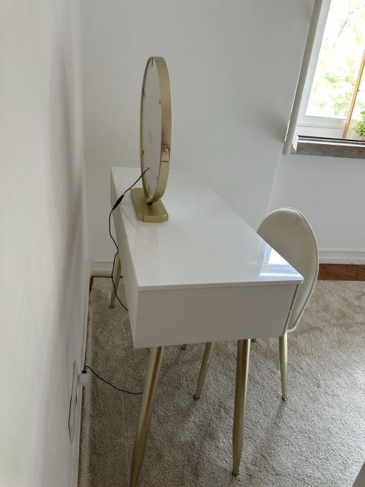 Mesa Pentiadeira  com cadeira