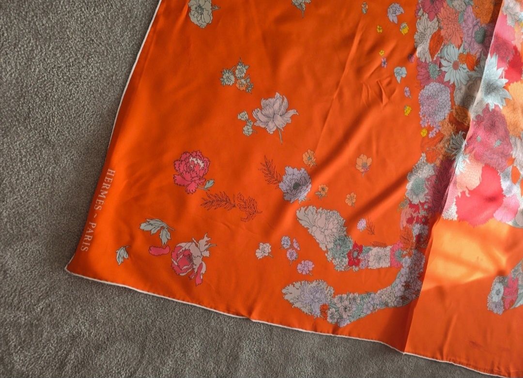 Lenço 100% em seda
Made in France
Hermès
Novo, nunca usado, vai acompa