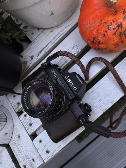 Canon F1 NEW+ obiektyw i skórzany pokrowiec