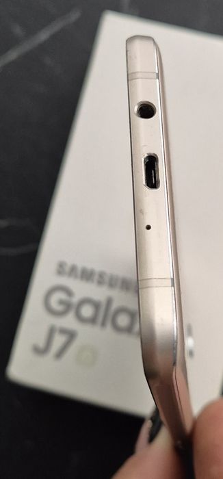 Смартфон Samsung Galaxy J7
