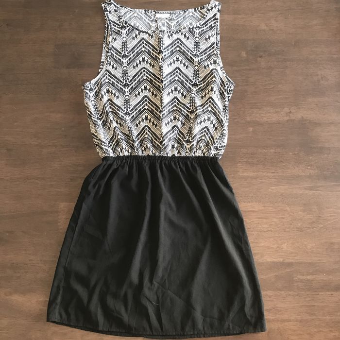 Vários vestidos de mulher - tamanho S/M