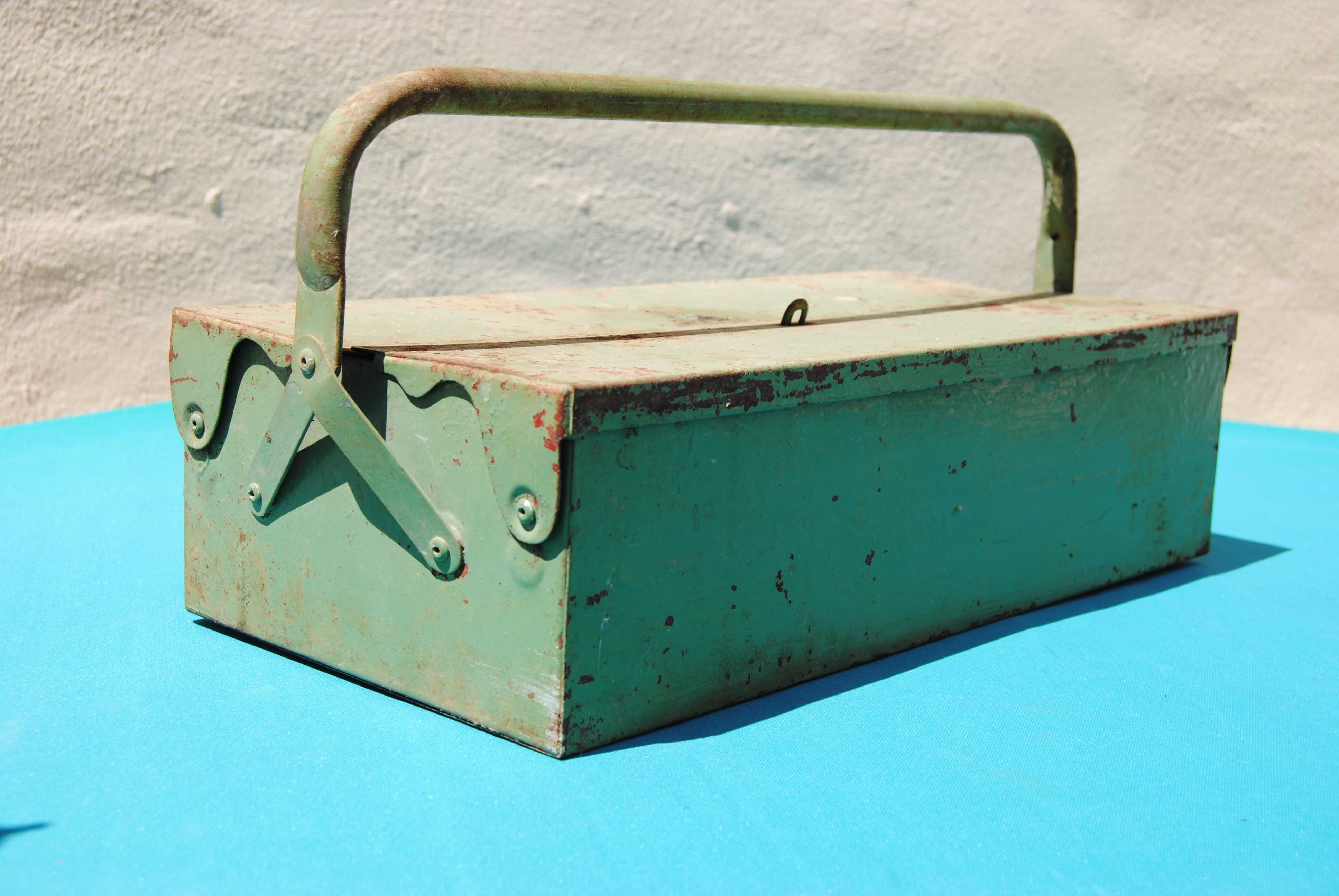Caixa de ferramentas antiga em ferro pintada em verde - vintage