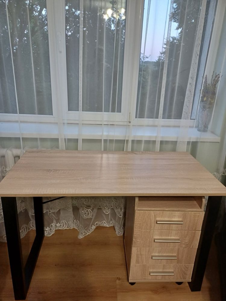 Стіл із тумбочкою (на колесах)