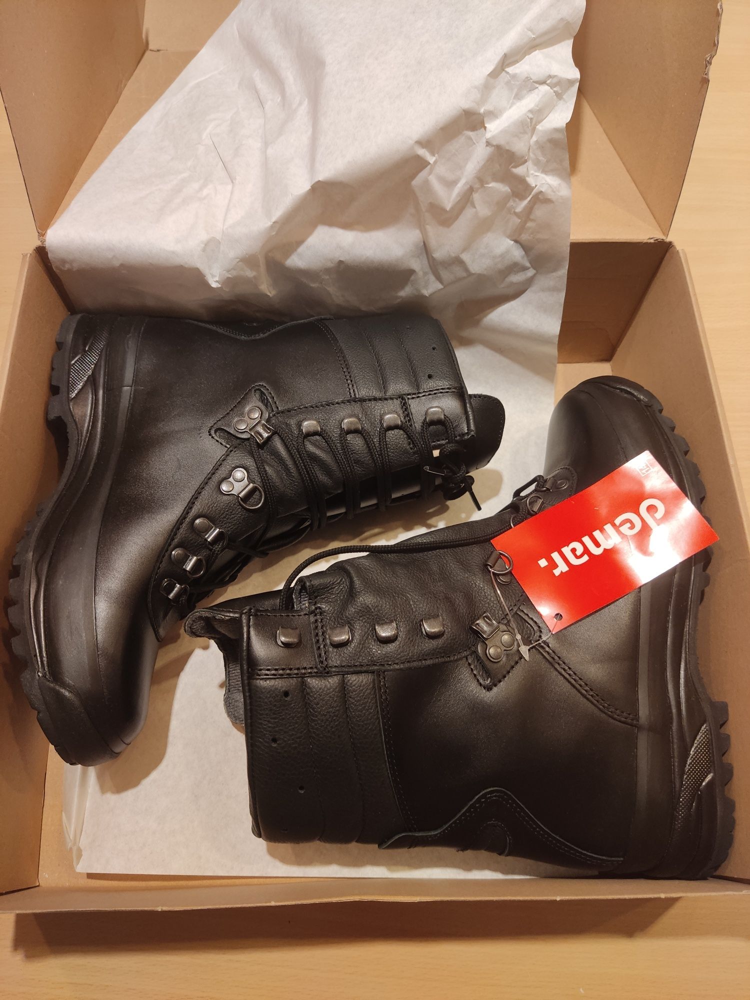 Buty z membraną izolacyjną Demar typu gore tex rozm 26