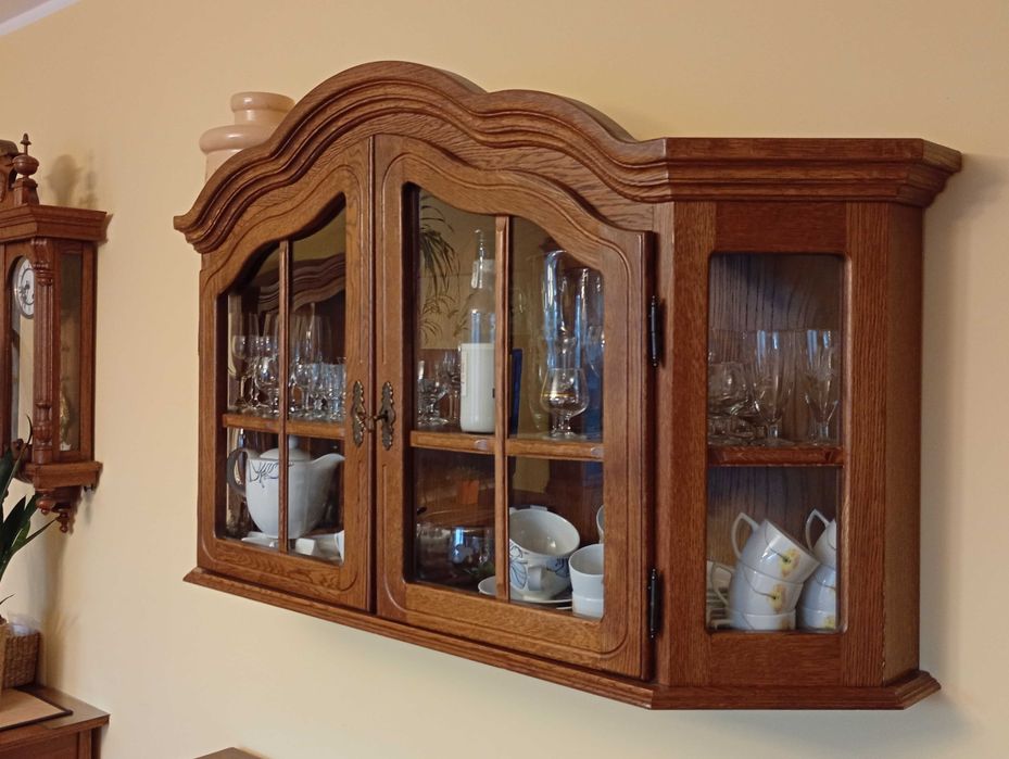 Stare meble w naturalnej okleinie dębowej - wyposażenie salonu