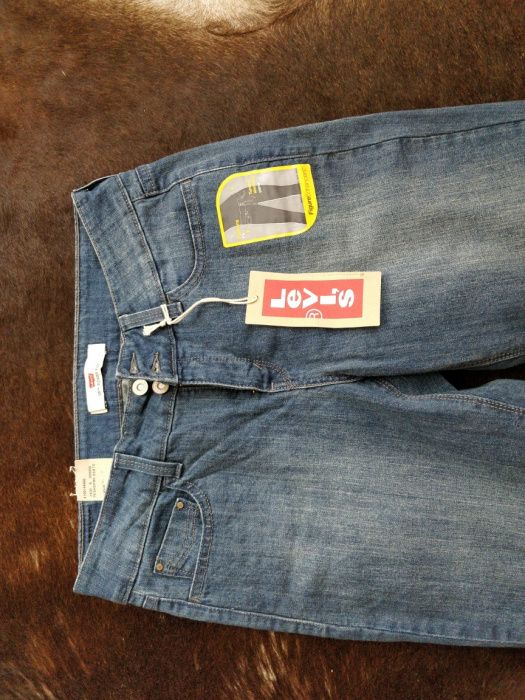 Женские джинсы Levi's