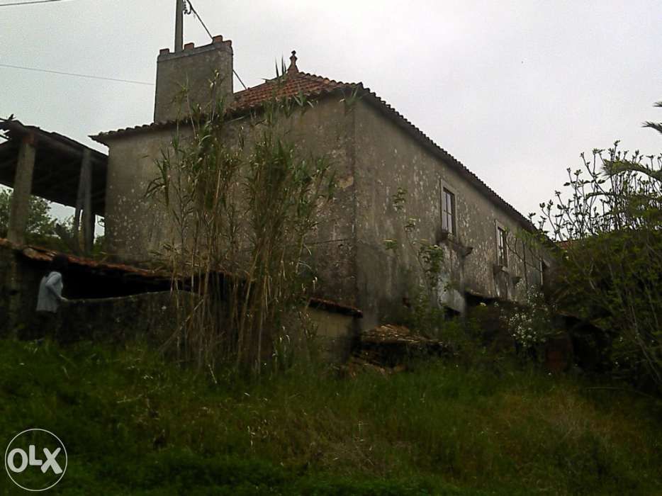 Casa para restaurar com 2800m2 de terreno - 10Km de Pombal.