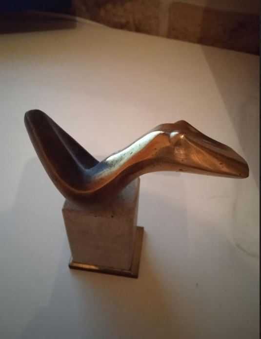 Rzeźba z mosiądzu znanego artysty