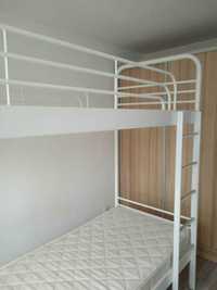 Białe metalowe łóżko piętrowe z materacami