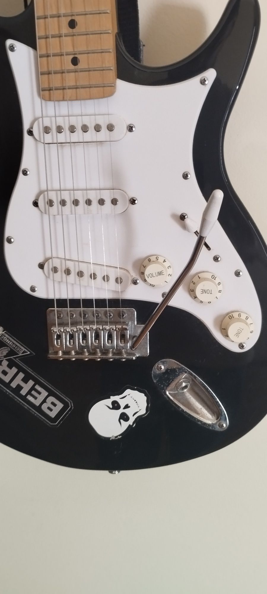 Guitarra Elétrica Behringer com Amplificador