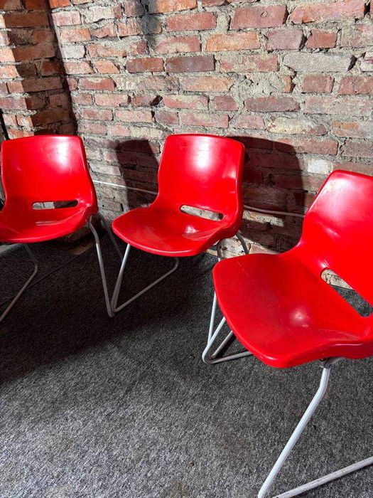 Czerwone krzesła plastikowe na metalowych nogach – 3 sztuki