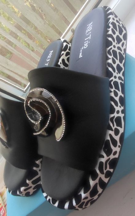 Нові шльопанці зі шкіри 39 розміру