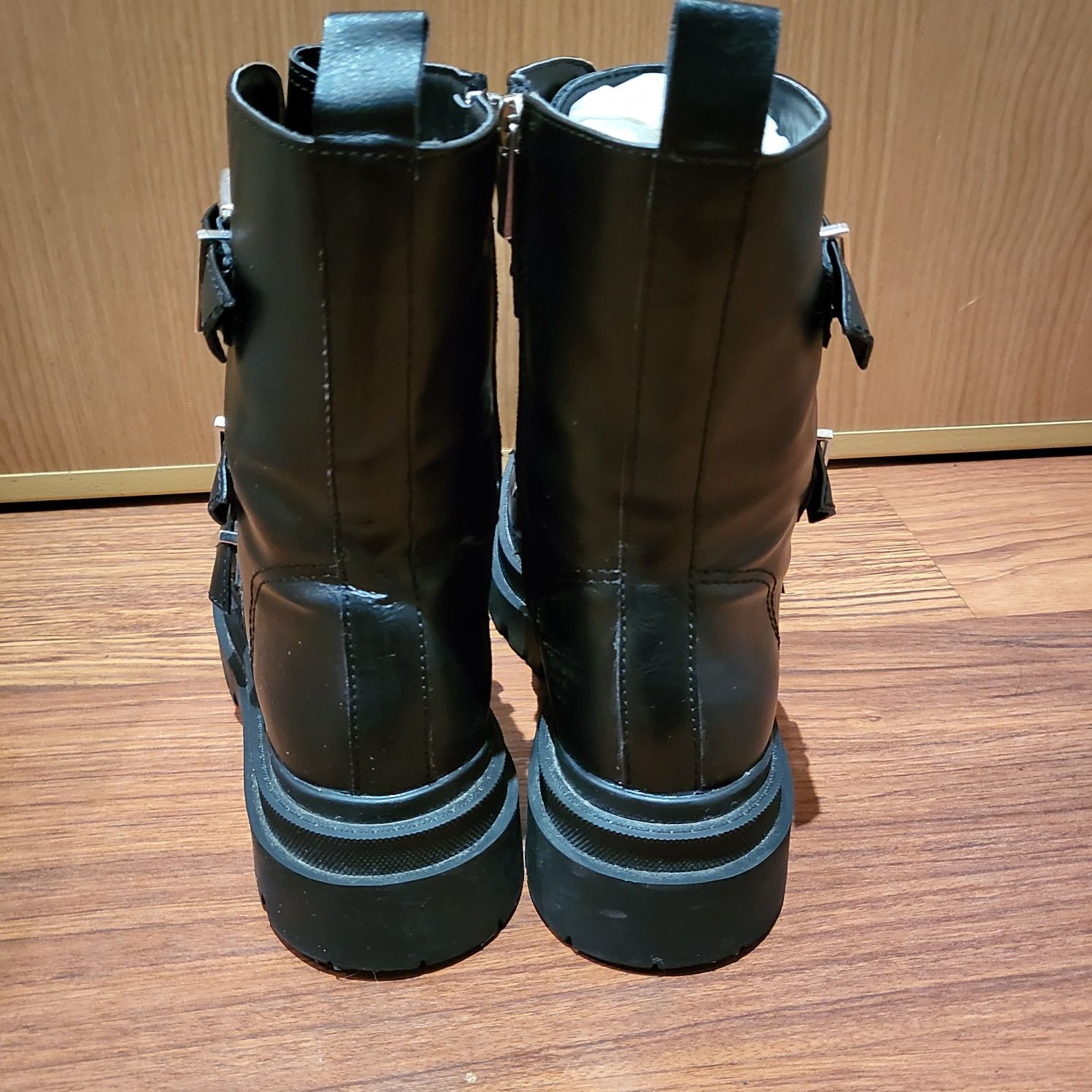 Botas góticas Stradivarius com tachas