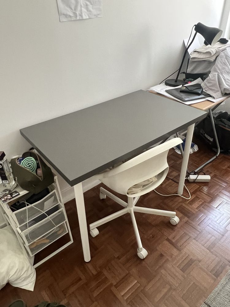 Vendo secretária cinzeta com cadeira incluida