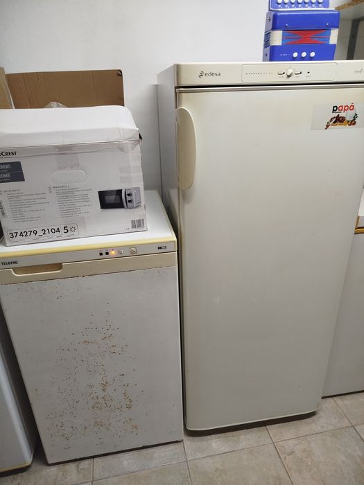 Vendo o frigorífico e microondas a trabalhar