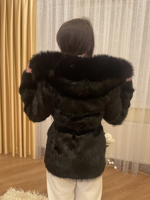 Натуральна Нутрієва напівшубка з капішоном, поясом.