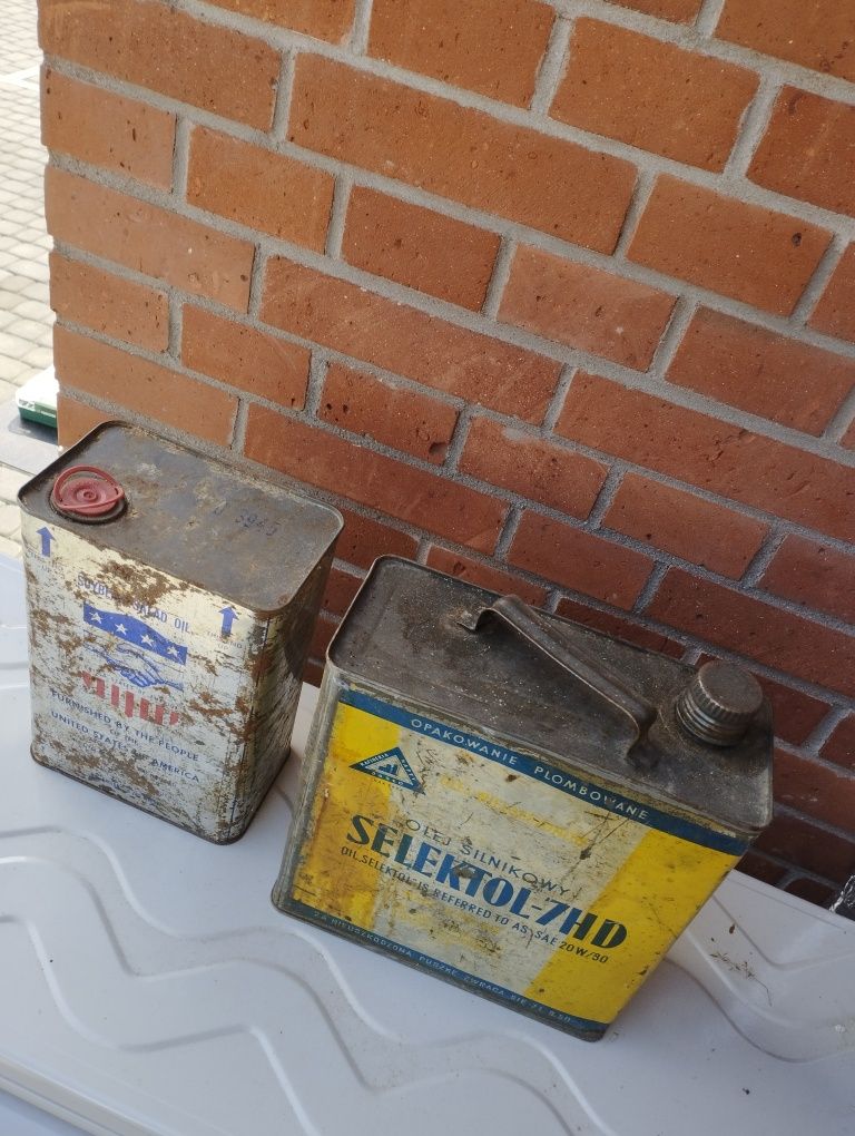 Stare puszki po oleju