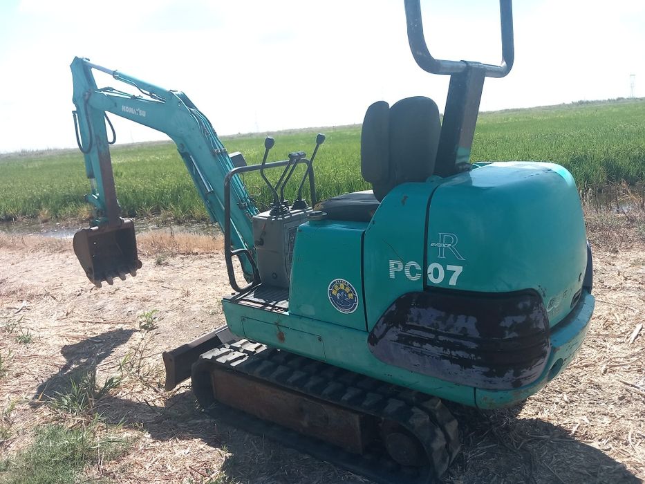 Mini giratória 1500kg  pc 007rasto em bom estado de uso motor memo kom