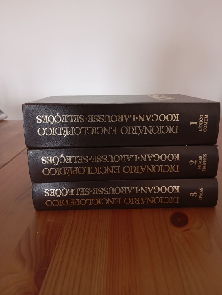 Conjunto de três dicionários enciclopédicos Larousse