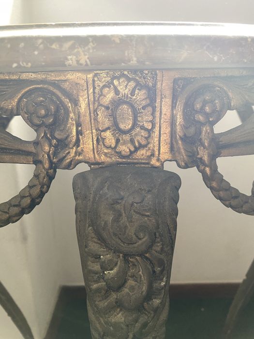 Mesa antiga em latao com tampi de pedra