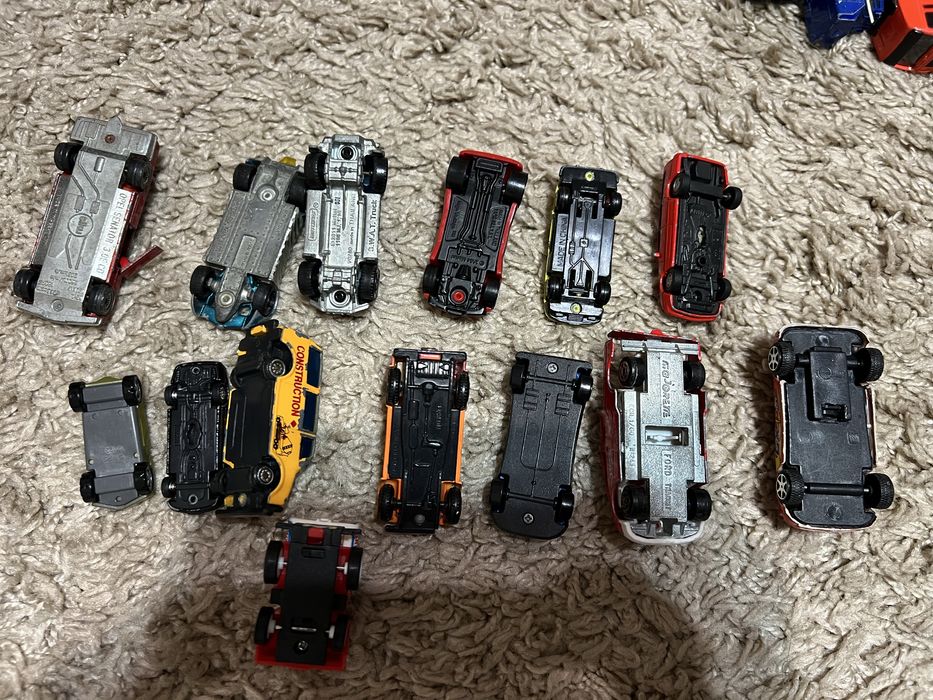 Машинки моделі різні