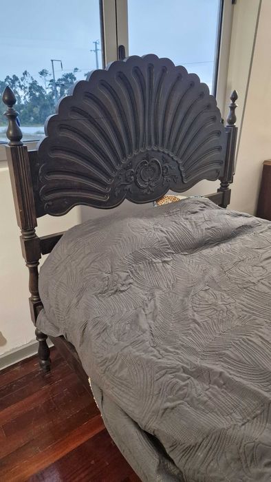 Cama e comoda  madeira antiga