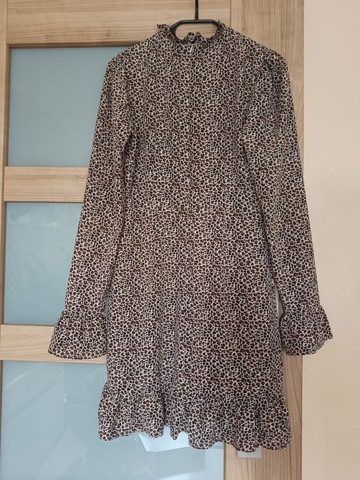 Lekka sukienka z długim rękawem w panterkę