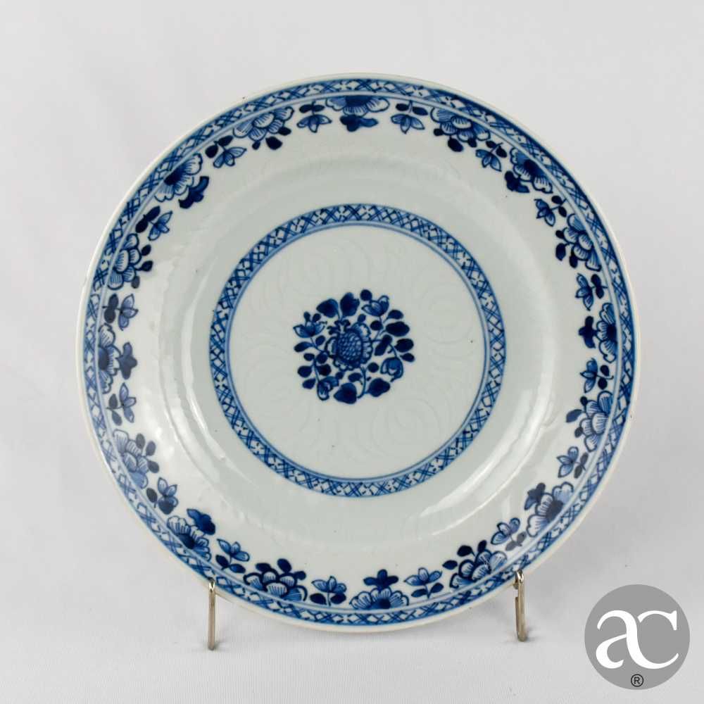Par de pratos China, com Flores e Decoração Anhua, Qianlong séc. XVIII