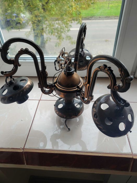 Ретро люстра на чотири плафона.