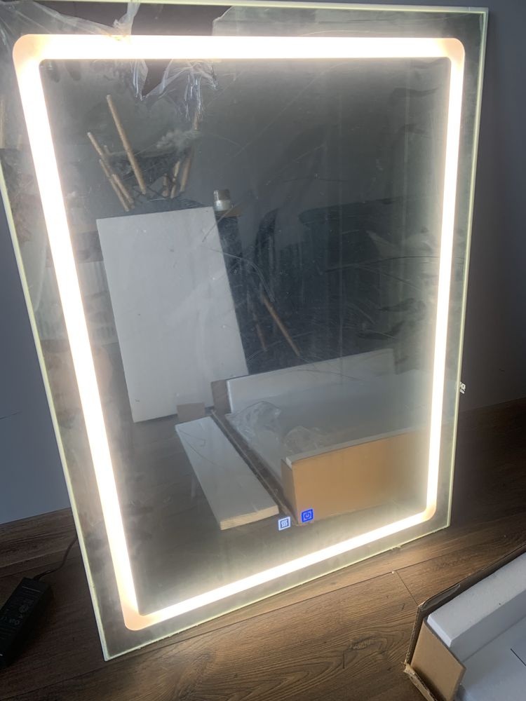 Szafka łazienkowa VOWNER z oświetleniem LED, lustrem i odmgławiaczem