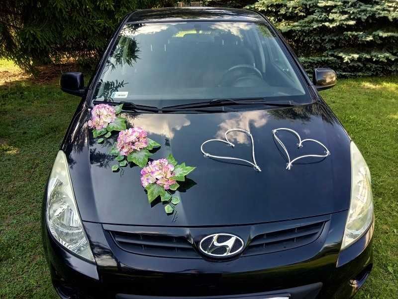DS18  Ślubna dekoracja na samochód z fioletowo - kremowymi hortensjami