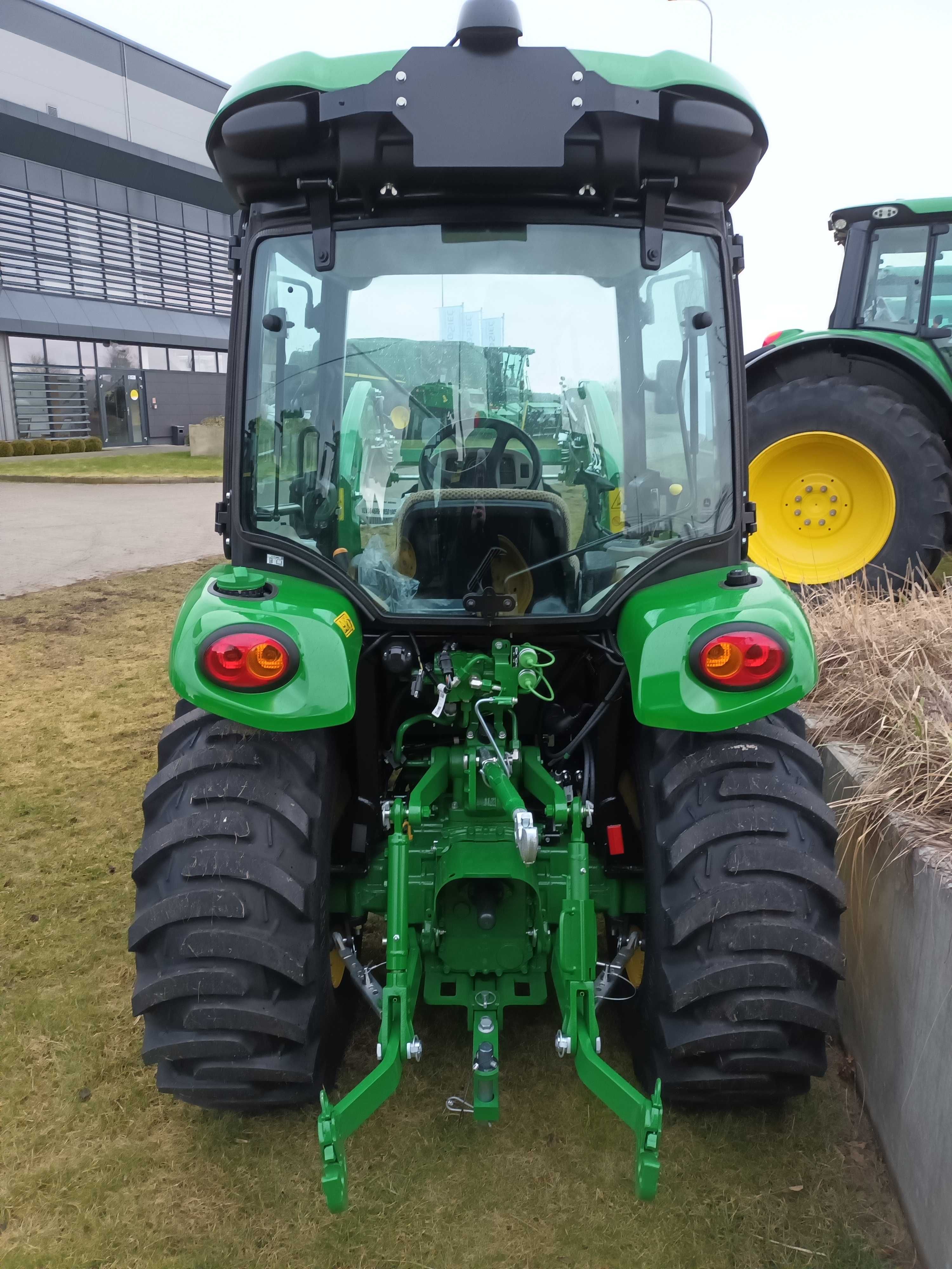 Nowy ciągnik kompaktowy John Deere 3046R