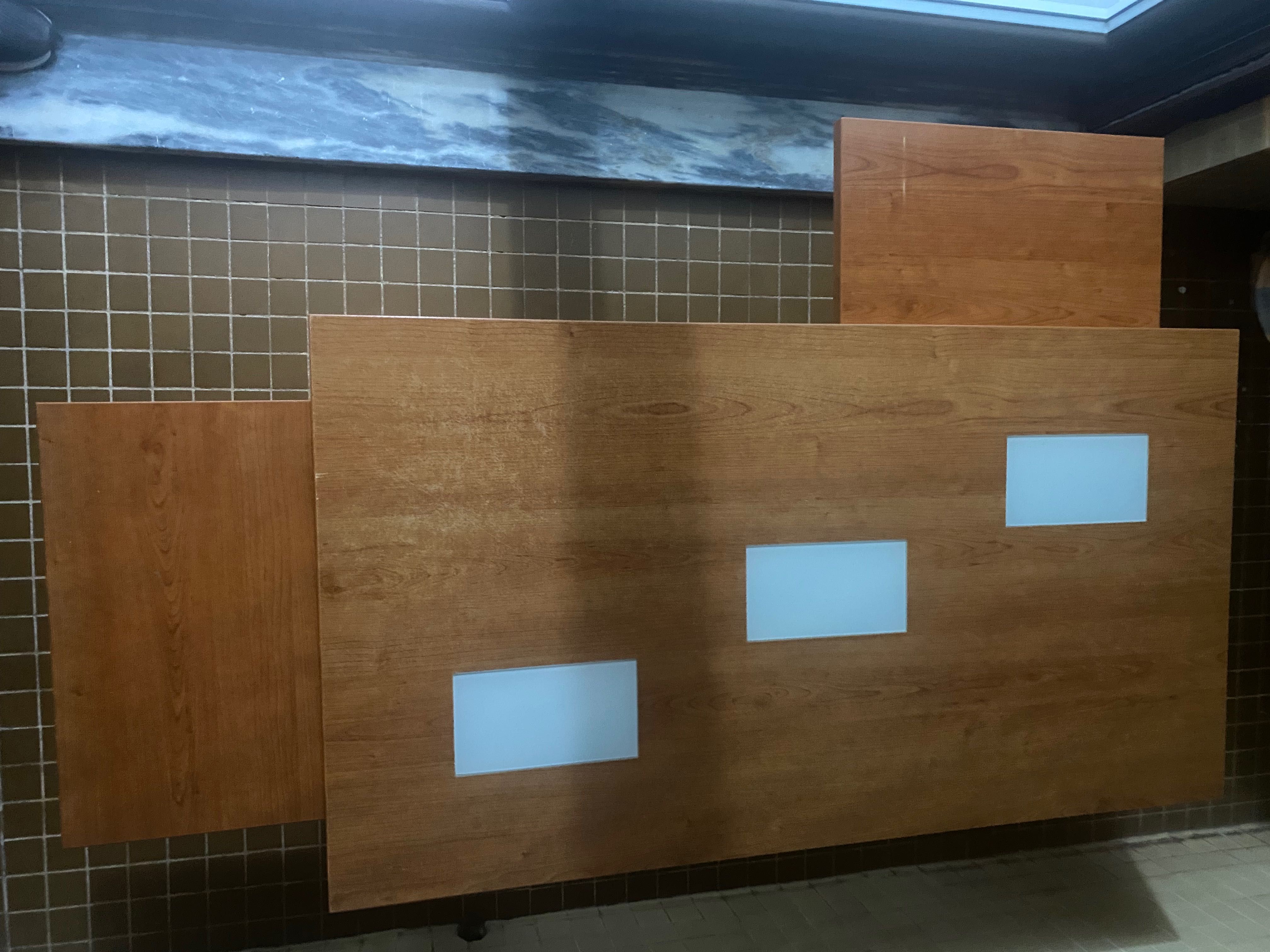 Mesa de centro com prateleiras extensíveis