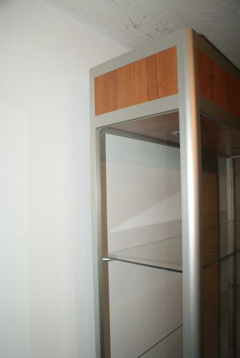 Gablota witryna na skarby, stare rowerowe lampki, modele, figurki itp