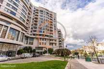 Escritório c/ Apartamento T2 | Campolide