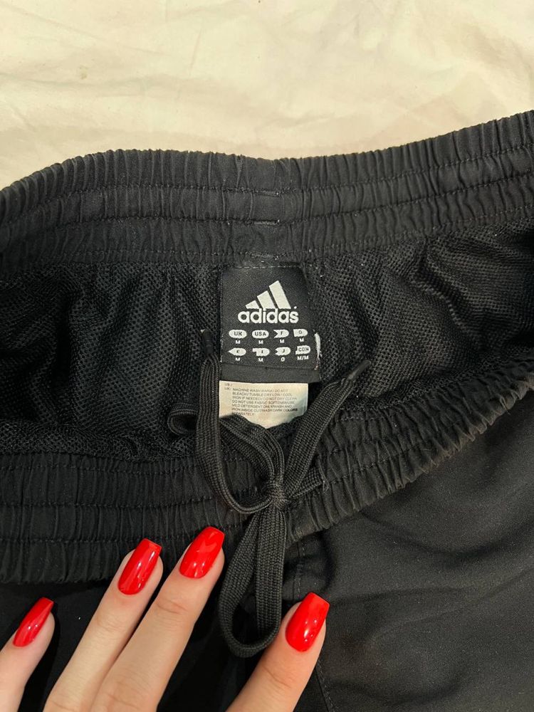 Чорні шорти adidas