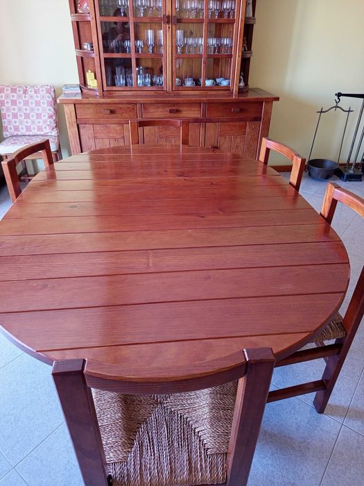 Mesa oval ou redonda de sala de jantar e cadeiras