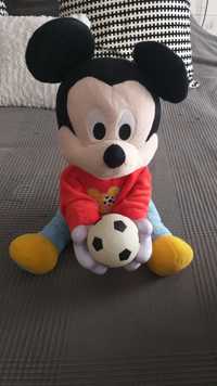 Mickey atira a bola