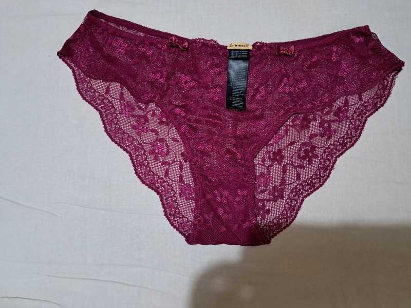 Piękne, nowe koronkowe majteczki w kolorze bordowo-fioletowym