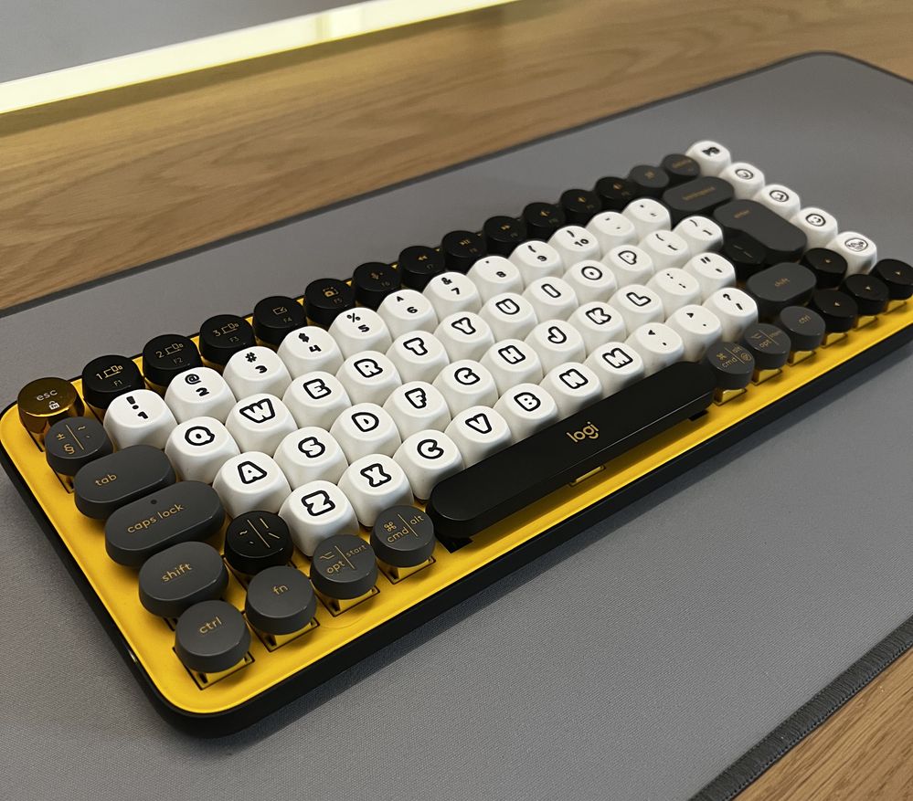 Logi keypops w dorbym stanie + keycaps + etui