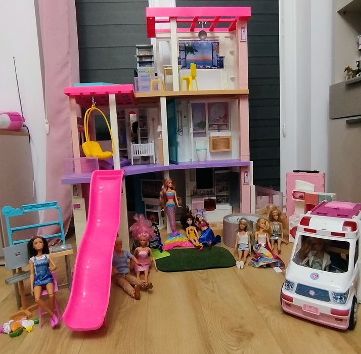 Zestaw Barbie DreamHouse + karetka + 10 lalek + mnóstwo akcesoriów