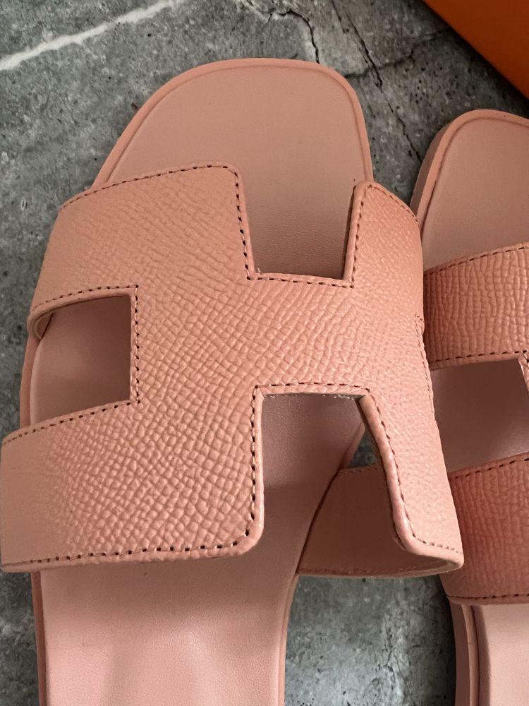 Klapki w stylu Hermes Oran