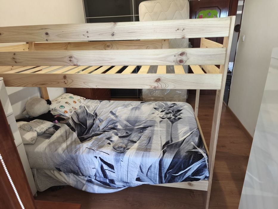 Beliche, cómoda e mesas cabeceira...