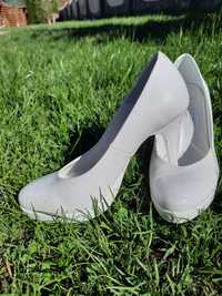 Туфлі шкіряні білого кольору 35 розмір