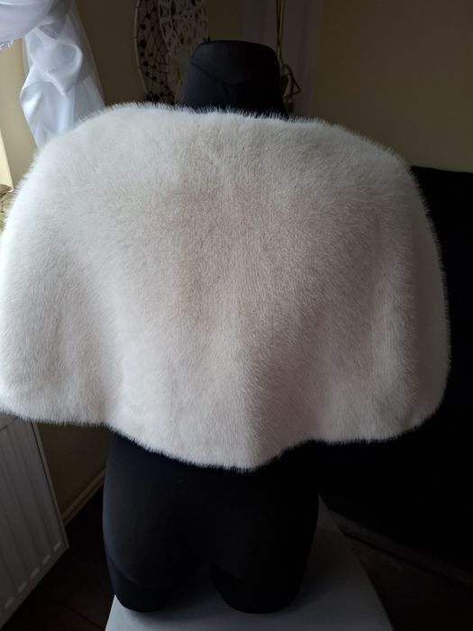 Sprzedam śliczną narzutkę ślubną kremową