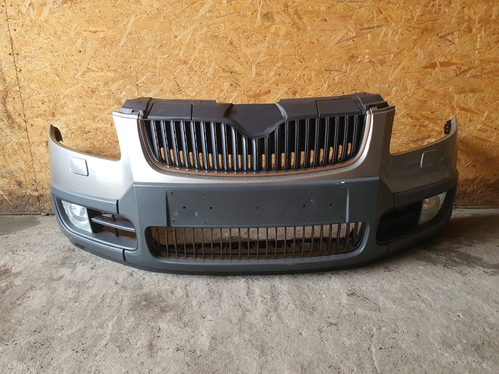 Zderzak maska lampa Roomster Fabia II scout 9202