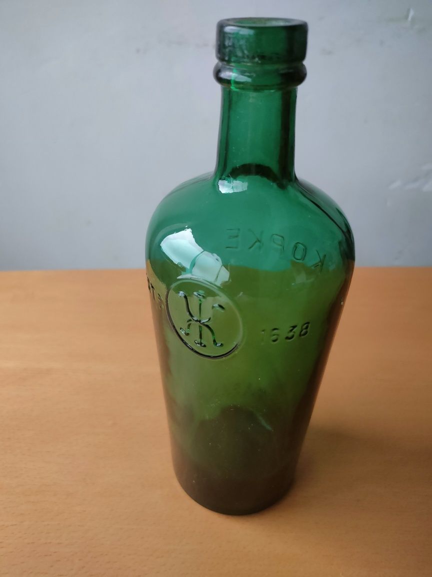 Garrafas de vidro verde antigas.